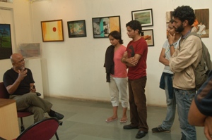 Prabhakar Kolte in conversation with students at Indiaart